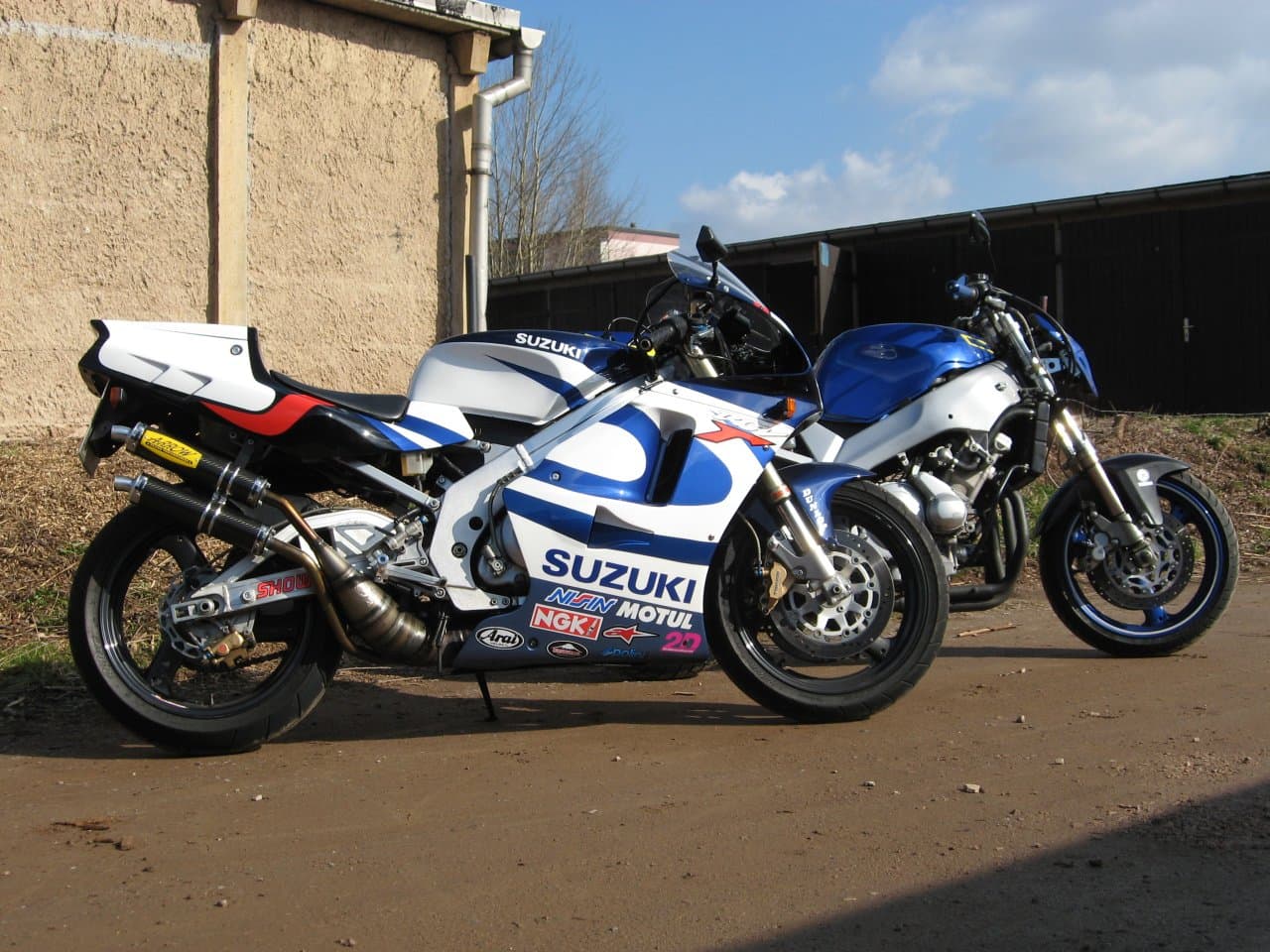 Suzuki RGV 250 VJ22B und Yamaha FZR600R 4JH