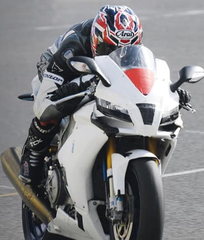 2009_aprilia_rsv_4_front