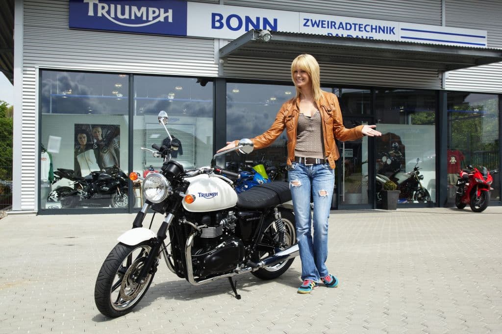triumph-bonneville-girl