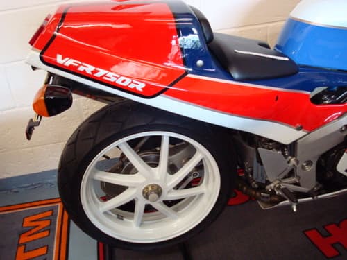 Honda VFR750R RC30 mit null Kilometern