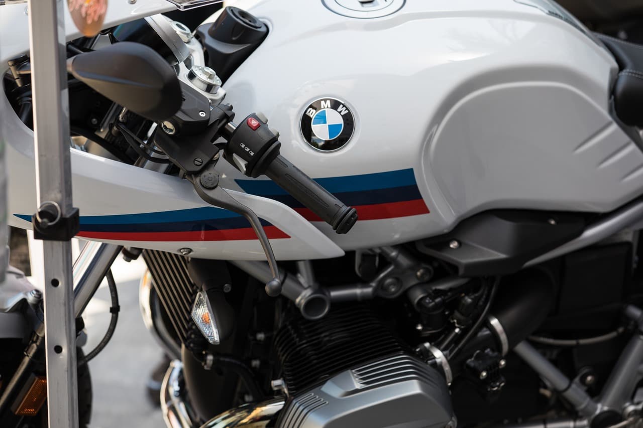 motorcycle-2793660_1280