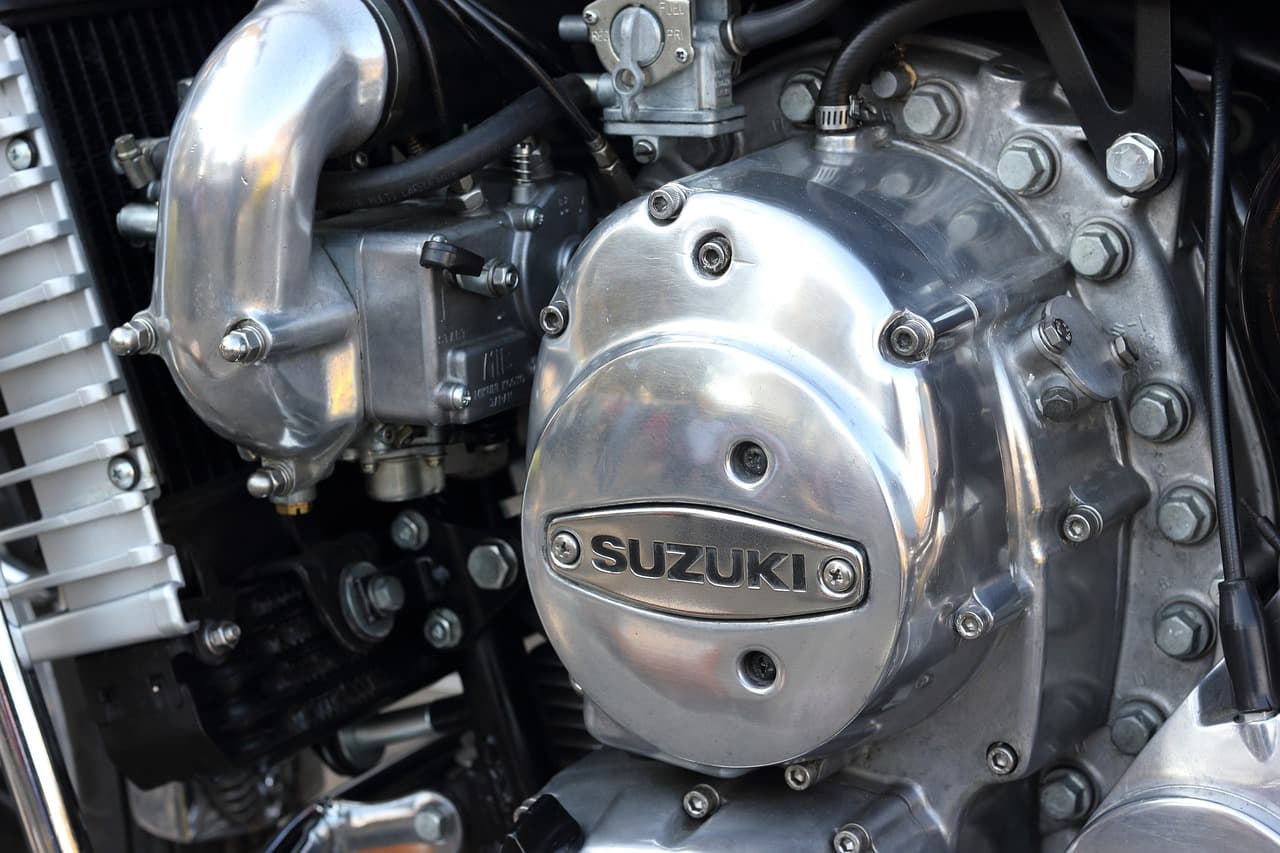 Suzuki kündigt variables Ventilsteuerungssystem für kleinere Zweizylinder-Motorräder an