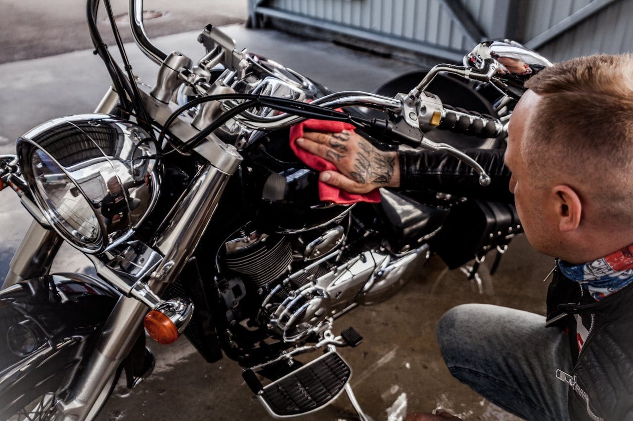 Kunststoffpflege am Motorrad – So bringst du Verkleidungsteile wieder auf Hochglanz