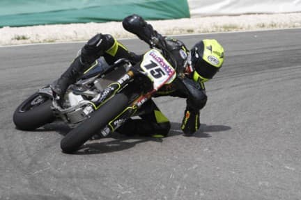 Supermoto fahren mit dem Ellbogen am Boden