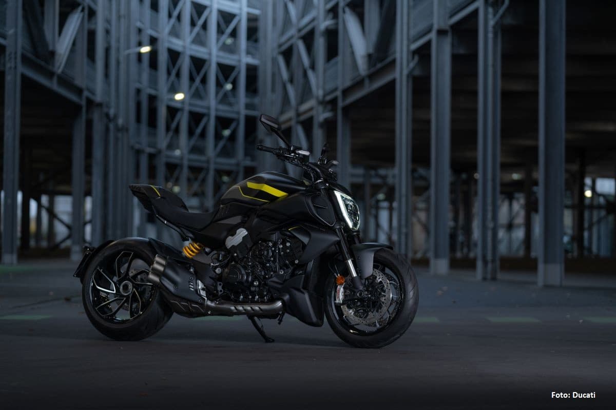 01 – MY25_DIAVEL_V4_BLACK_ROADSTER_LIVERY_UC732599_High