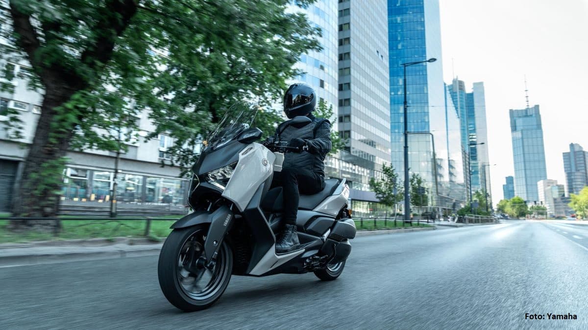 2025-Yamaha-XMAX300ASVH-EU-Ceramic_Grey-Action-002-03