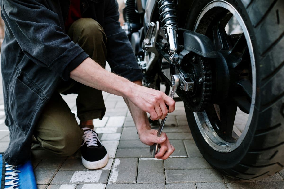 Ratgeber: Motorradkette richtig schmieren – Schritt-für-Schritt-Anleitung