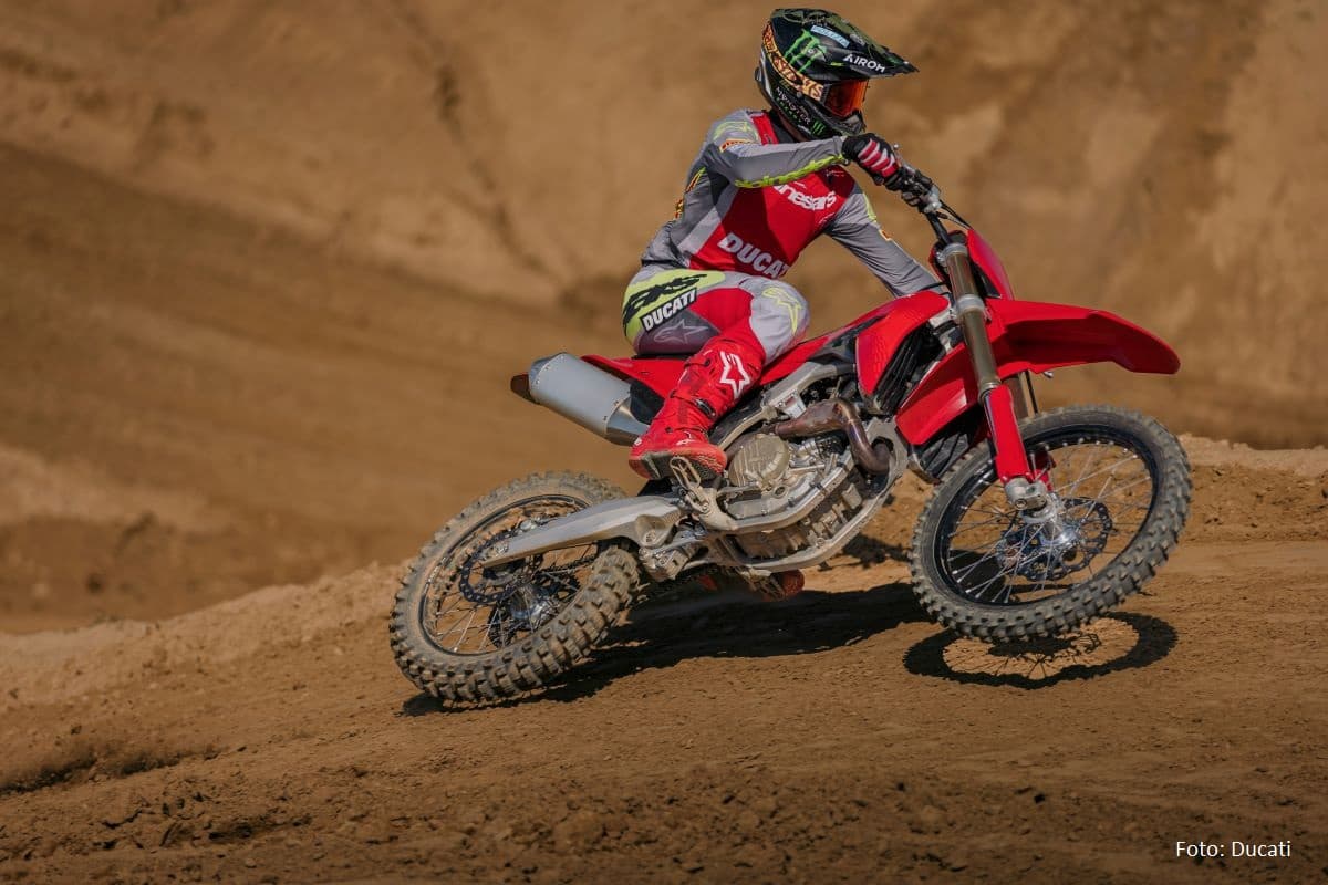 03 – MY26_DESMO450_MX_DYNAMICS _37__UC775630_High