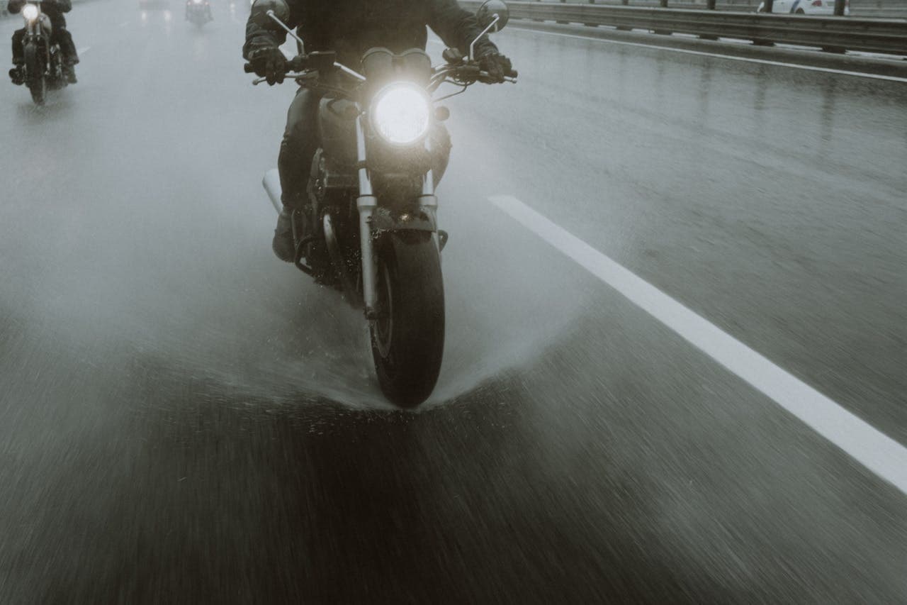 Aquaplaning auf dem Motorrad: Gefahr erkennen – sicher handeln