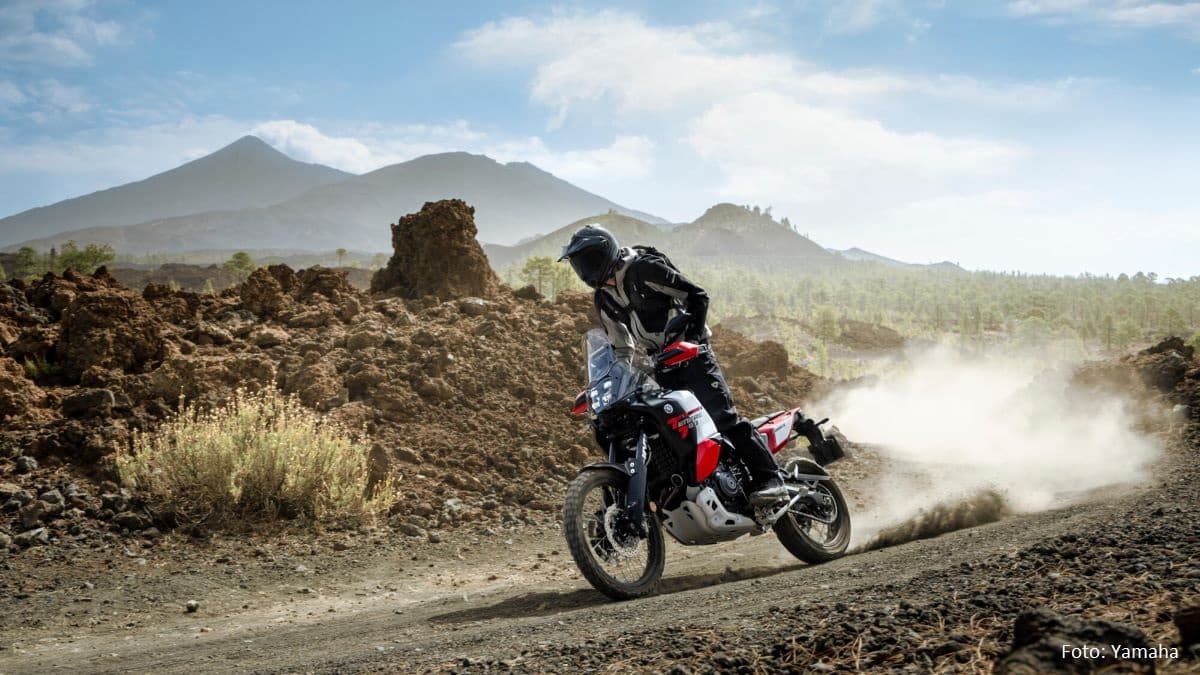 2026-Yamaha-XTZ700D-EU-Redline_White-Action-007-03