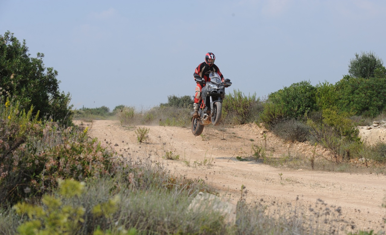 Schnappschuss: Ducati Stradaperta im Gelände 1 Ducati-Stradaperta-dirt-2010-2