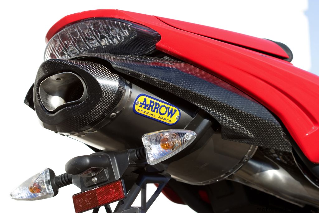 Triumph setzt Kooperation mit Arrows fort 1 triumph-daytona-675-arrow