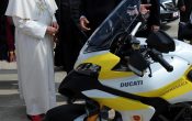 Papst_Bendikt_XVI_Ducati-Multistrada-1