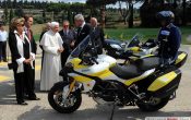 Papst_Bendikt_XVI_Ducati-Multistrada-2