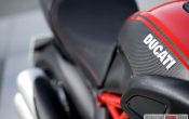 ducati-diavel-carbon-2011-23