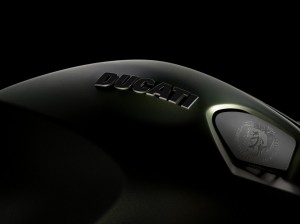 Das bekannte Logo von Diesel und gleich daneben der Ducati Schriftzug.