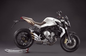 Das zur Zeit wohl erotischste Naked Bike, die MV Agusta Brutale 675, kostet 8.990 Euro und mit EAS 9.390 Euro.