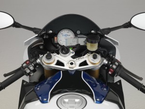 Gemacht um schneller zu sein, das Cockpit der HP4 mit dem großen, zentralen Drehzahlmesser.