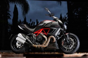 Oder noch etwas radikaler, in Richtung Ducati Diavel?