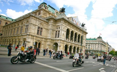 Ob nun auf einer Harley oder einer anderen Marke ist egal - eingeladen ist jeder bei den Vienna Harley Days 2013.