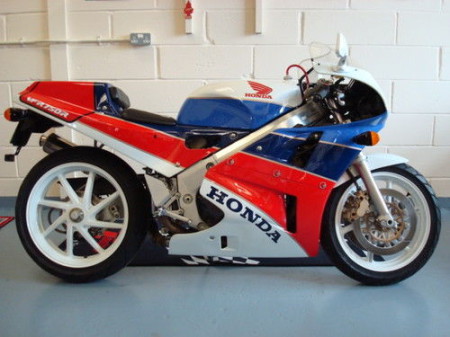 Honda-VFR750R-RC30-1