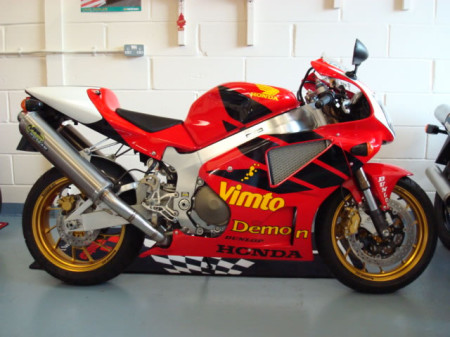 Honda-VTR1000SP1-Joey-Dunlop-Edition-1