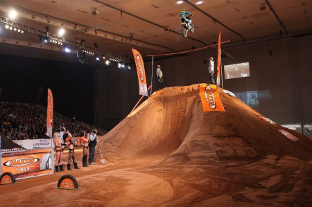 NIGHT of the JUMPs - Melero gewinnt in Graz 5 Melero zeigt an diesem Abend die beste Show aus Superman Seatgrab Flip, Underflip, Surfer to Tsunami, Double Seatgrab Flip plus ein Paar Triple Combos