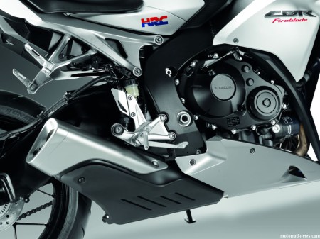 honda-cbr1000rr-fireblade-2012-26