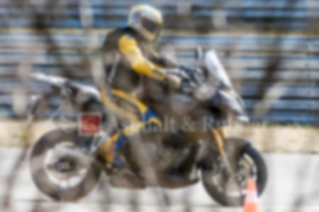 Erwischt! Die BMW S1000F hat alles, was der sportlich orientiere Tourenfahrer braucht: Leistung, Windschutz und Verstaumöglichkeiten für das Gepäck.