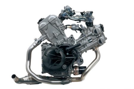 Der V2-Motor ist in seinen Grundzügen schon ein Veteran. Umfangreich überarbeitet, fast unkaputtbar und fit für 2016 treibt er nun die neue SV650 an.