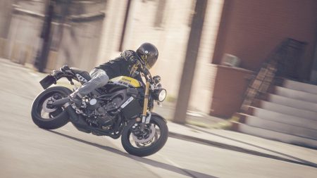 Wir sehen: die Yamaha MT-09 auf Retro getrimmt und nun als XSR900 unterwegs.