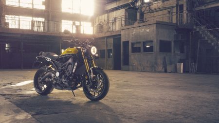 Technisch hat sich zur Basis fast nichts getan, die XSR900 setzt rein auf optische Unterschiede.