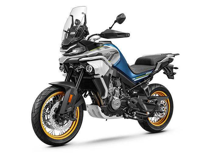 CFMoto bereitet die Einführung von zwei neuen Modellen vor 1 Motocykl CFMoto 800MT niebieski 1