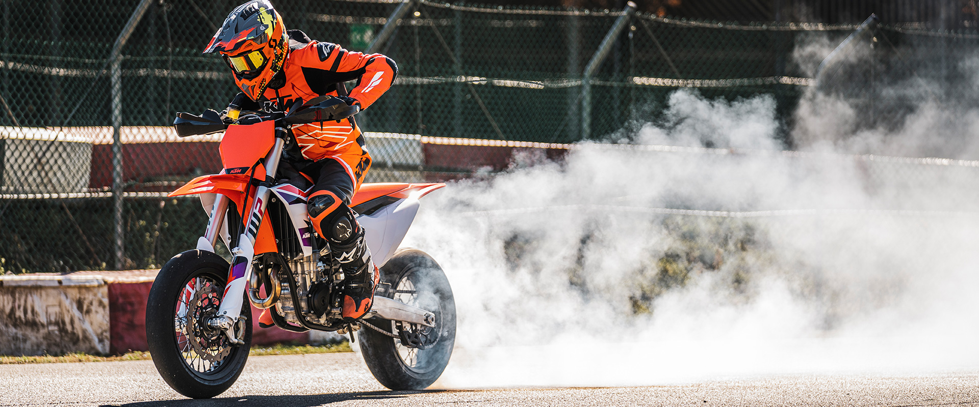 KTM 450 SMR Supermoto 2024 bereit zum Driften 1 KTM 450 SMR Supermoto 2024