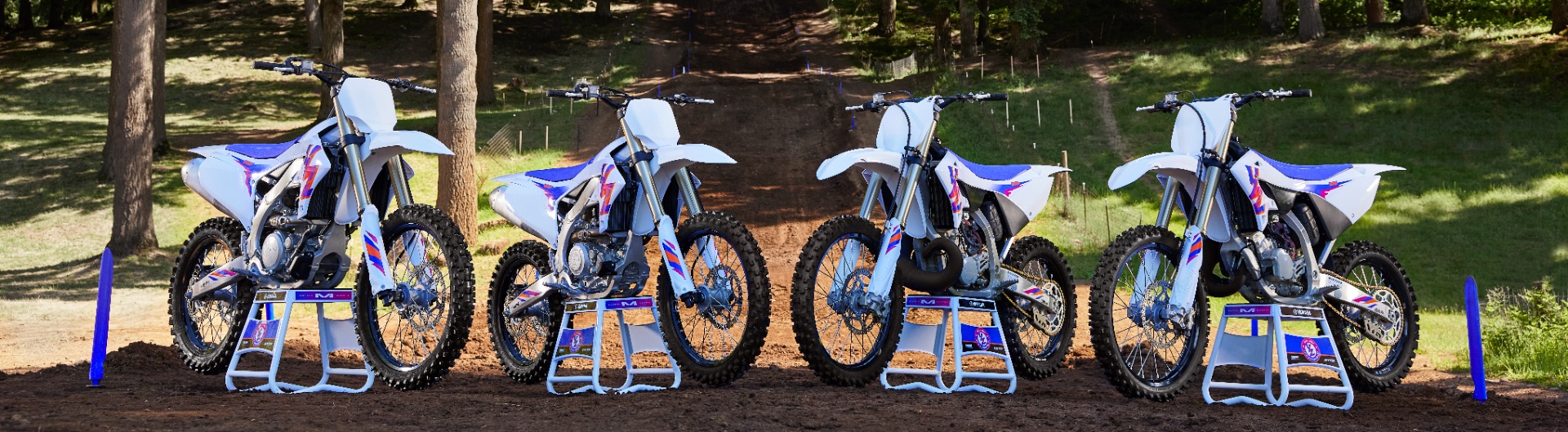 2024 Yamaha YZ-Familie zum 50-jährigen Jubiläum mit Retro-Grafiken 1 2024 Yamaha YZ Familie